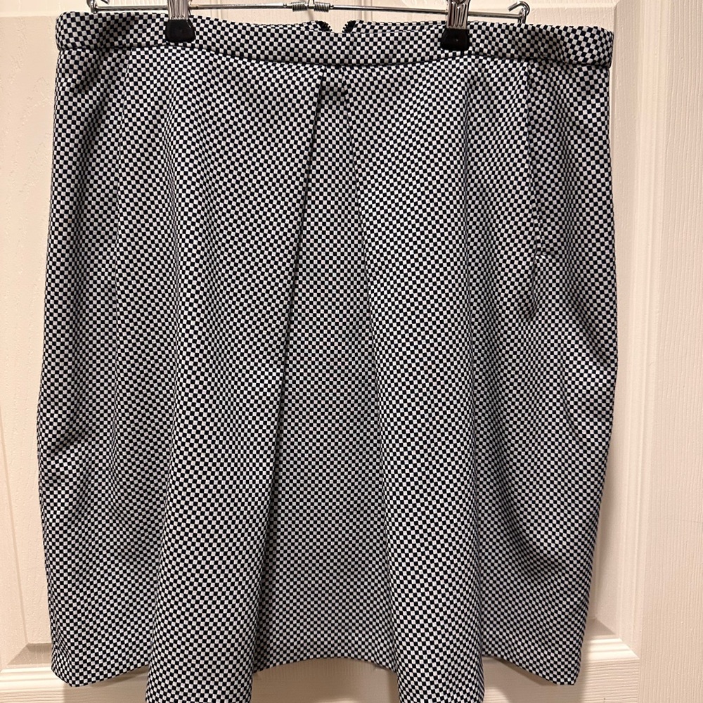 Anne Klein Black and White Knee-Length Pencil Skirt with Pockets